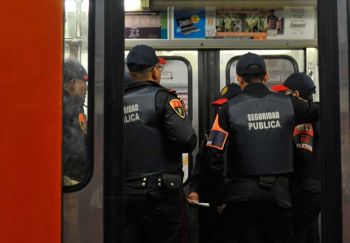 ENCARCELAN A POLICÍAS POR PEDIR DINERO EN EL METRO