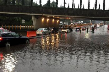 INUNDACIONES POR FALTA DE INFRAESTRUCTURA, BASURA, EXCESO DE CEMENTO Y ESCASEZ DE ÁRBOLES