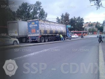 SSP-CDMX AUXILIÓ A UN CONDUCTOR DE TRAILER EN ACCIDENTE VIAL