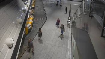 ROCÍAN GAS EN AEROPUERTO DE FRANKFURT 
