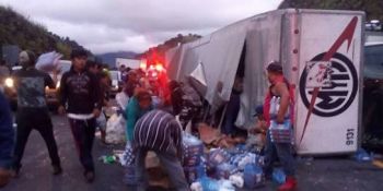 ROBAN VÍVERES TRAS VOLCADURA DE CAMIÓN