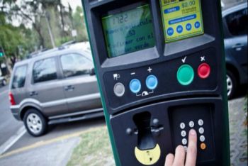 POLICÍAS DETIENEN A UN HOMBRE POR ALTERAR BOLETO DE PARQUÍMETRO