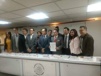 Héctor Serrano Cortés entrega Reglamento de la Ley de Movilidad de la CDMX