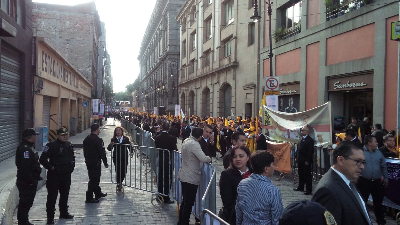 Simpatizantes del PRD invaden las calles aledañas a ALDF