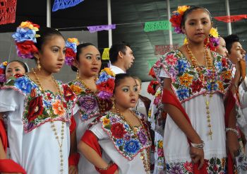 ESPECIALISTAS REFLEXIONAN SOBRE EL CAMBIO Y DINAMISMO DE LA LENGUA MAYA