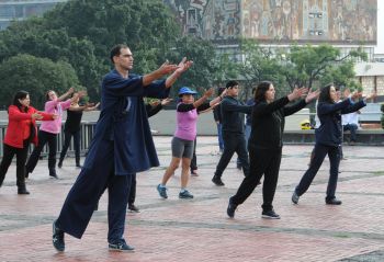 RELAJACIÓN FÍSICA Y MENTAL PARA TODOS EN LA EXPLANADA DE RECTORÍA DE LA UNAM