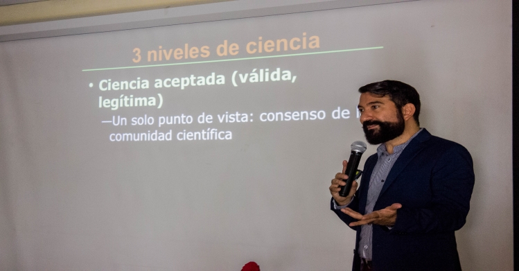 Amena charla del divulgador científico Martín Bonfil en el IPN