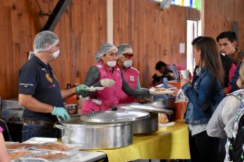 Instala SEDESO primer comedor emergente móvil CDMX en Unidad Habitacional Tlalpan