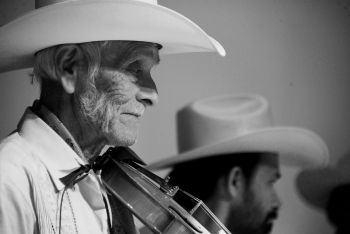 EL HUAPANGUERO VERACRUZANO DON HERACLIO ALVARADO TÉLLEZ RECIBE DIPLOMA AL MÉRITO