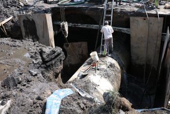 REPARADA FUGA DE AGUA POTABLE EN TUBERÍA DE 72 PULGADAS EN SANTA MARIA NATIVITAS