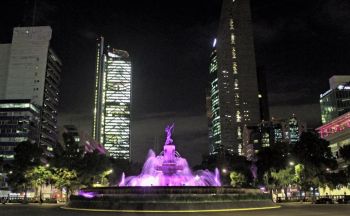 GCDMX ilumina de rosa monumentos y edificios emblemáticos para concientizar sobre el cáncer de mama