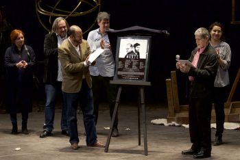 Develan placa por fin de temporada de La desobediencia de Marte, obra de Juan Villoro