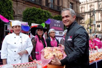 REGALA MANCERA PAN DE MUERTO EN ZÓCALO DE LA CDMX