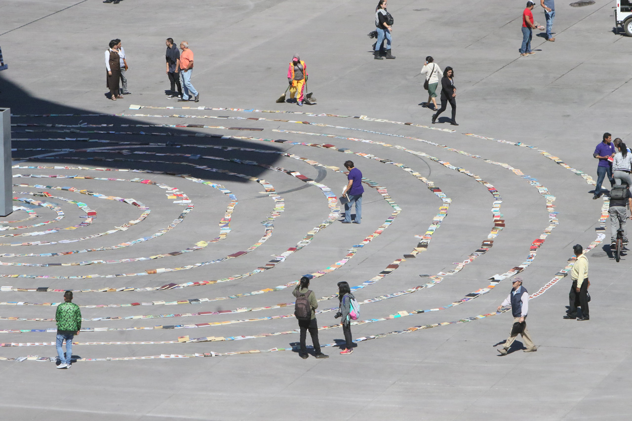 Se impone nuevo récord de la espiral de libros más grande del mundo en el Zócalo de CDMX