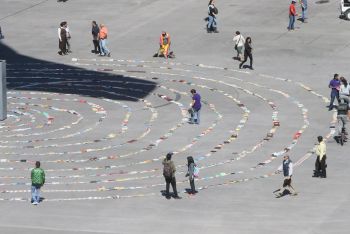Se impone nuevo récord de la espiral de libros más grande del mundo en el Zócalo de CDMX