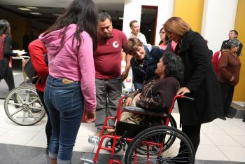 ENTREGAN SILLAS DE RUEDAS A PERSONAS CON DISCAPACIDAD EN XOCHIMILCO