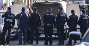 GRANADA VUELA LA MANO A POLICÍA
