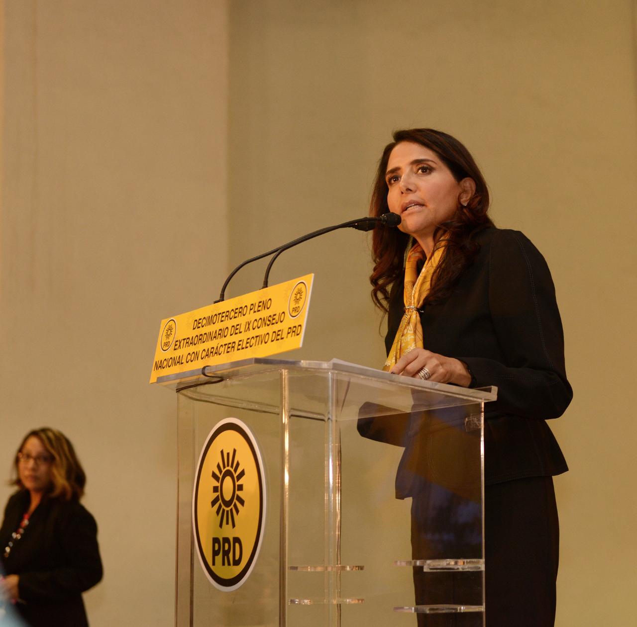 Alejandra Barrales deja la presidencia del PRD y buscará gobernar la CDMX