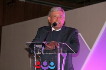 AMLO REGISTRA SU PRECANDIDATURA PRESIDENCIAL ANTE EL PES