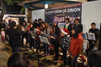 NIÑOS Y ADULTOS DISFRUTAN EL INICIO DE LA RUTA DE LOS REYES MAGOS