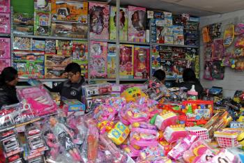 Si los reyes magos a los niños quieren cuidar, juguetes apropiados deben regalar