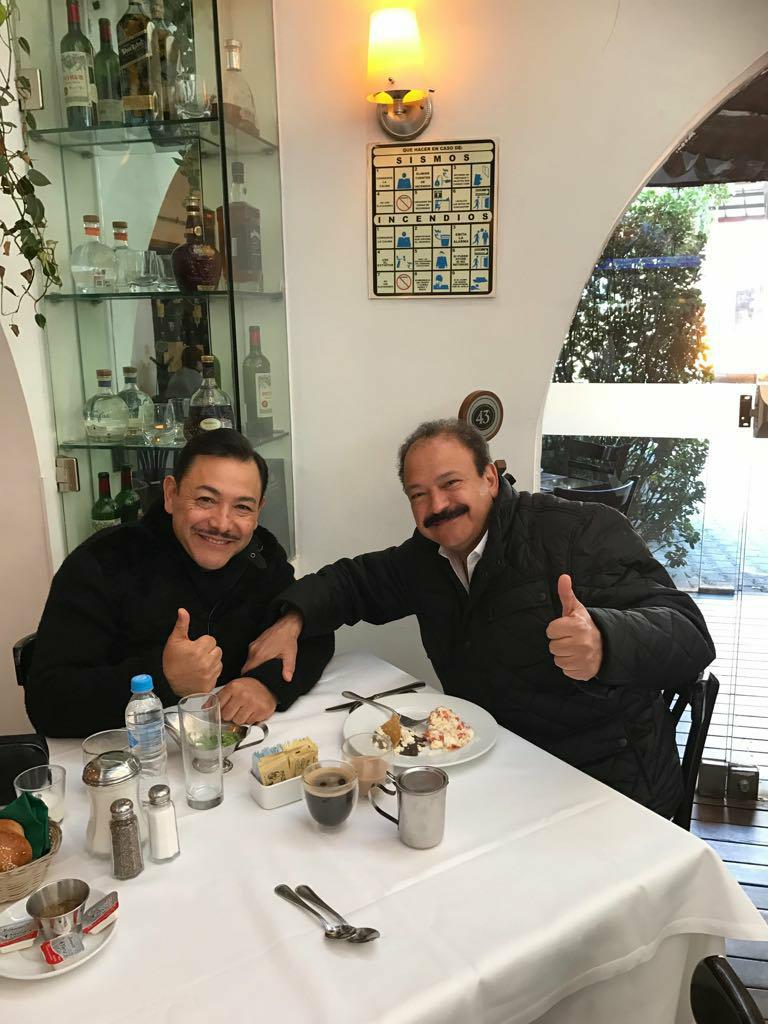 Héctor Serrano y el Dr. Armando Ahued se reunieron para desayunar