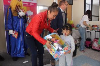 Niños y niñas reciben juguetes de parte de los Reyes Magos en el Centro Femenil de Santa Martha