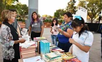 TROVA, ROCK Y TRUEQUE DE LIBROS EN LA EXPLANADA DE AZCAPO