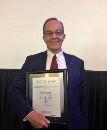 OTORGAN A ACADÉMICO DE LA UNAM PREMIO NACIONAL DE SANIDAD ANIMAL