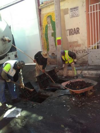 Se esta realizando limpieza de drenaje en diferentes colonias de Cuajimalpa
