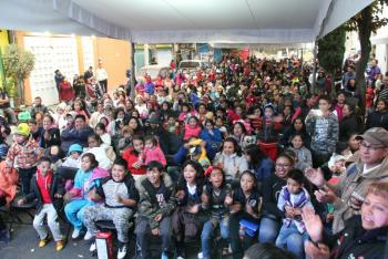 El Jefe Delegacional en Cuajimalpa entrego juguetes a niños y niñas de la calle División del Norte en Memetla