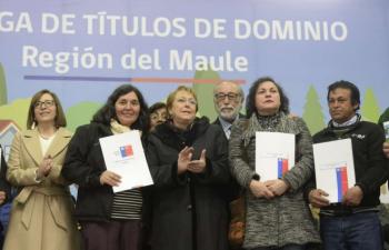 Gobierno chileno cumple meta presidencial con entrega de títulos de dominio a 42.237 familias