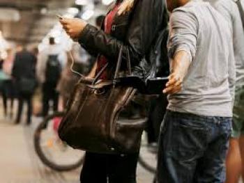CAPTAN A MUJER EN FLAGRANCIA AL ASALTAR A PASAJERO EN EL METRO