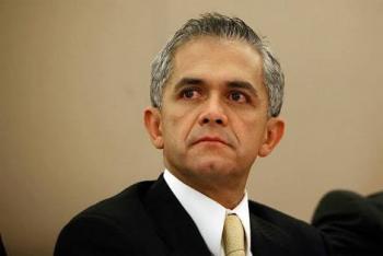 MANCERA LE DESEA SUERTE A EBRARD