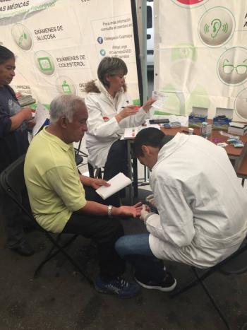 Jornadas Médicas Especializadas y Preventivas, en la calle Prol. Juarez Esq. 12 de Diciembre