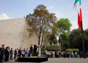 Rinden homenaje al lábaro patrio en el Museo Nacional de Antropología