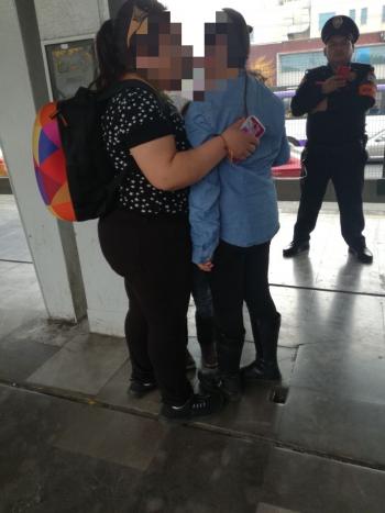 SSP-CDMX APOYA A UNA MADRE A ENCONTRAR A SUS 2 HIJAS MENORES EXTRAVIADAS EN METRO TASQUEÑA