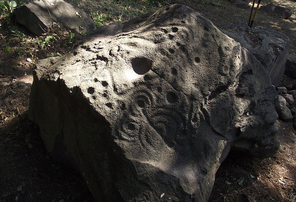 Localizan 108 petroglifos en la Zona Arqueológica de La Campana, en Colima