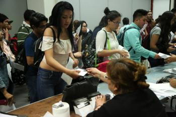 LOBO ROMÁN ENTREGA 2 MIL BECAS JUVENGAM, A ESTUDIANTES DE EDUCACIÓN SUPERIOR