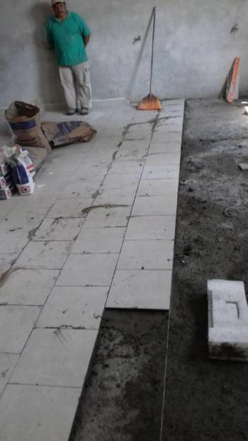 Colocación de loseta en la escuela primaria Arturo Pichardo