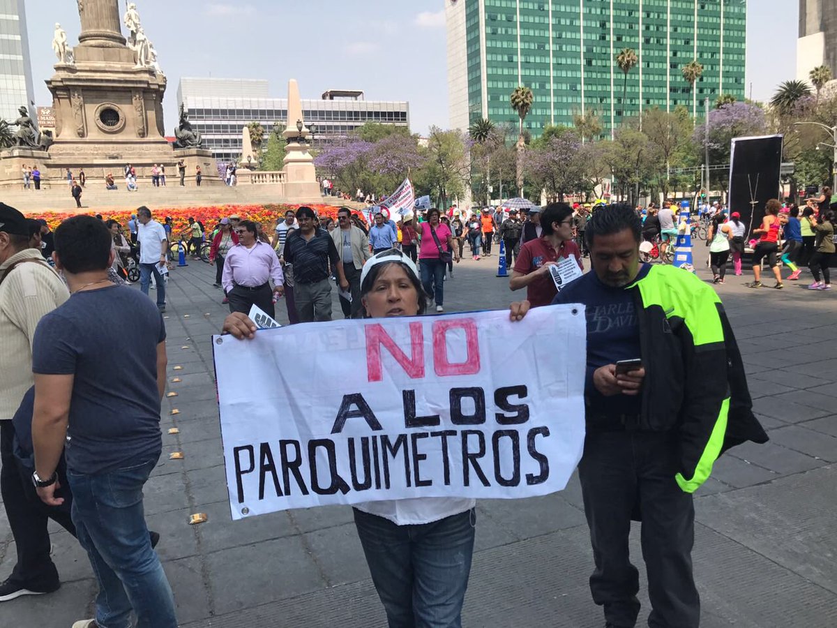 Vecinos de las colonias Juárez y Cuauhtémoc se manifiestan contra parquímetros en el Ángel