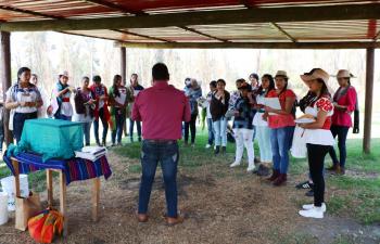 CAPACITAN A ASPIRANTES DEL CERTAMEN DE LA FLOR MÁS BELLA DEL EJIDO XOCHIMILCO 