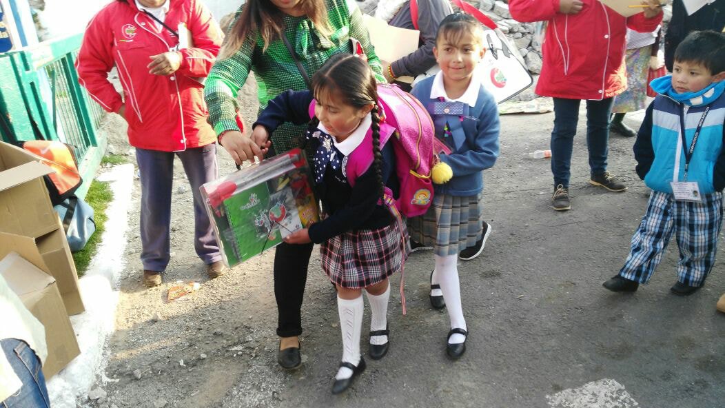 Entrega de útiles escolares y mochilas en la escuela Primaria Santos Degollado