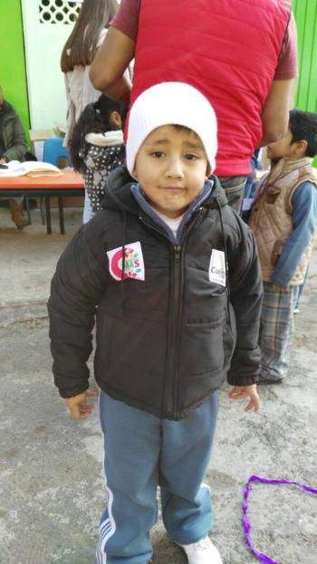 Entrega de chamarras a niños y niñas del Jardín de Niños 10 de Abril.