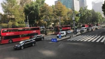 Exigen multar a choferes por circular en carril de L7 del Metrobús