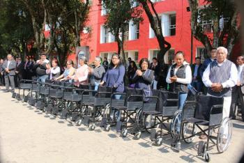 Más acciones institucionales, entrega de sillas de ruedas