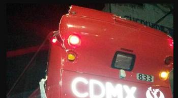 Choca Metrobus de dos pisos en la estación La Villa