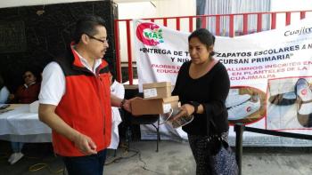 Entregan la delegación Cuajimalpa zapatos y tenis 