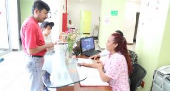 ATIENDE LA GAM A FAMILIAS DE ESCASOS RECURSOS, EN SU RED DE SALUD