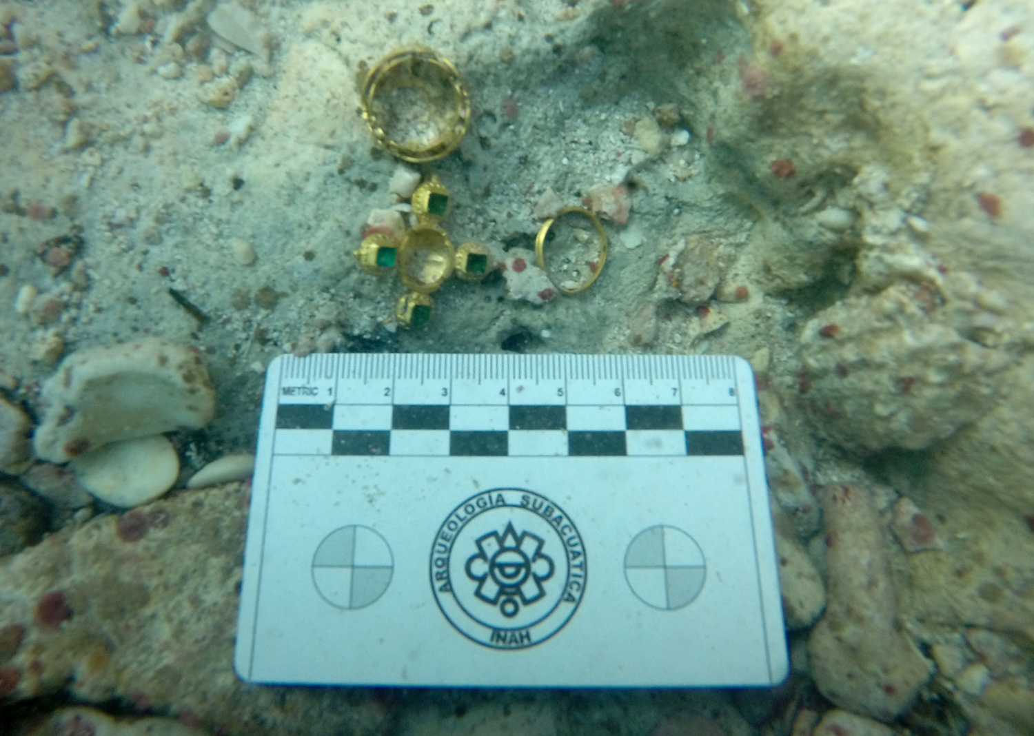 Revelan el hallazgo de un cargamento de joyas coloniales en la costa de Yucatán